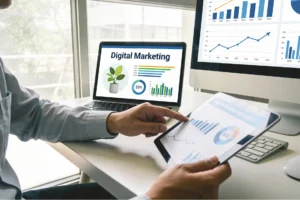 imagen de persona señalando una hoja con grafica de página web en México